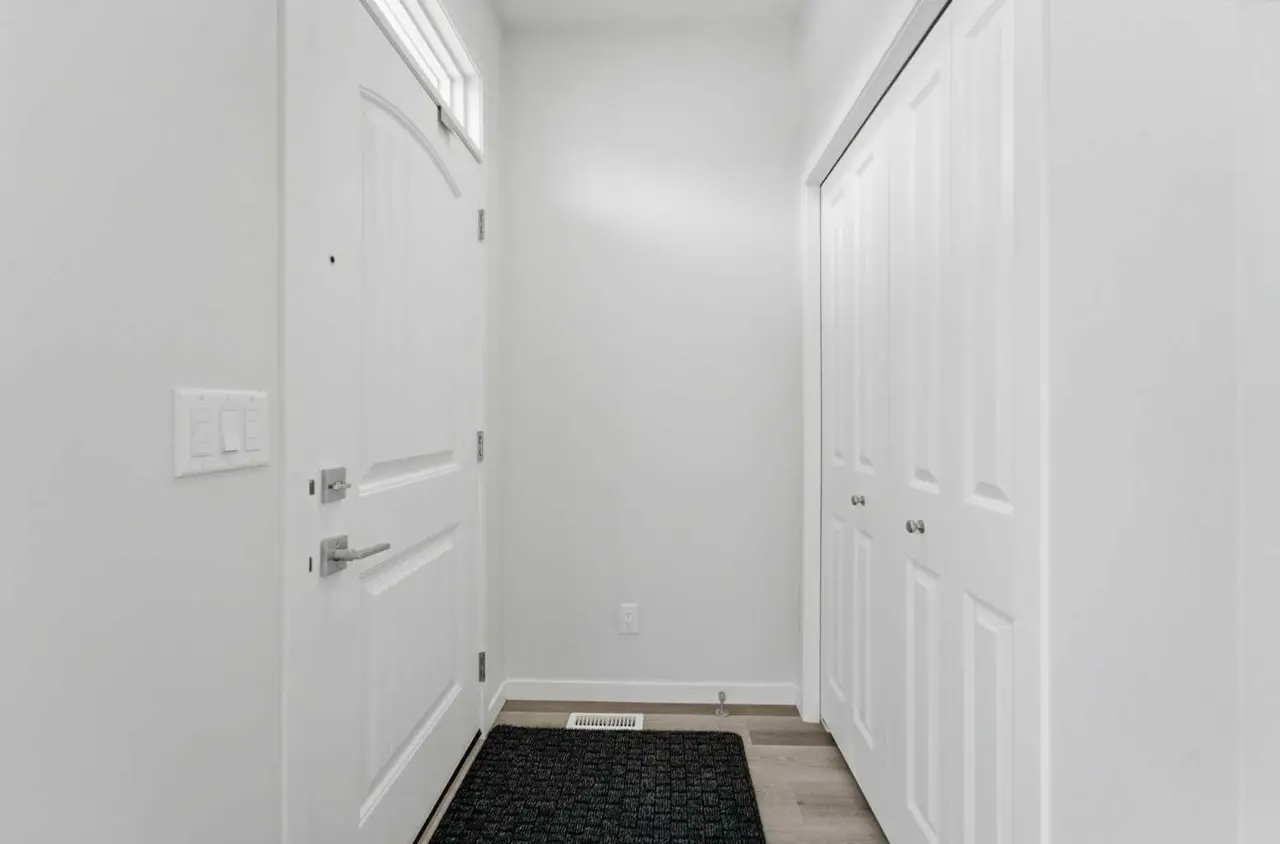 21 Corner Glen Row NE