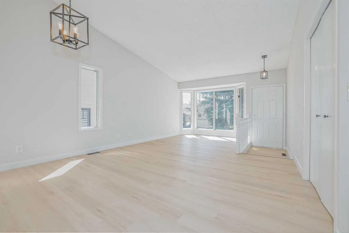 208 Macewan Valley Road NW