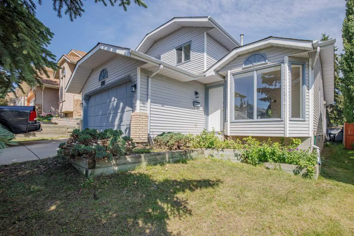208 Macewan Valley Road NW