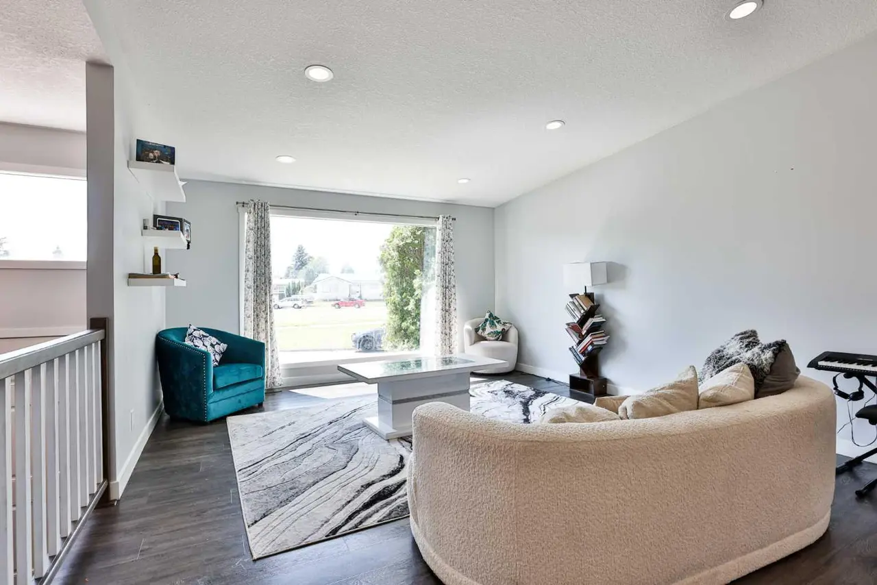 1019 Glacier Drive S