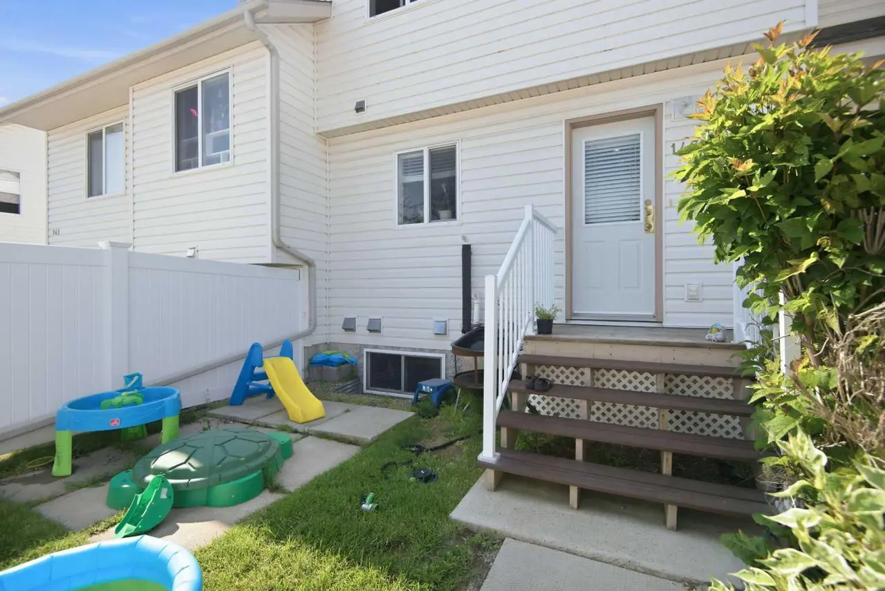 147, 33 Donlevy Avenue 