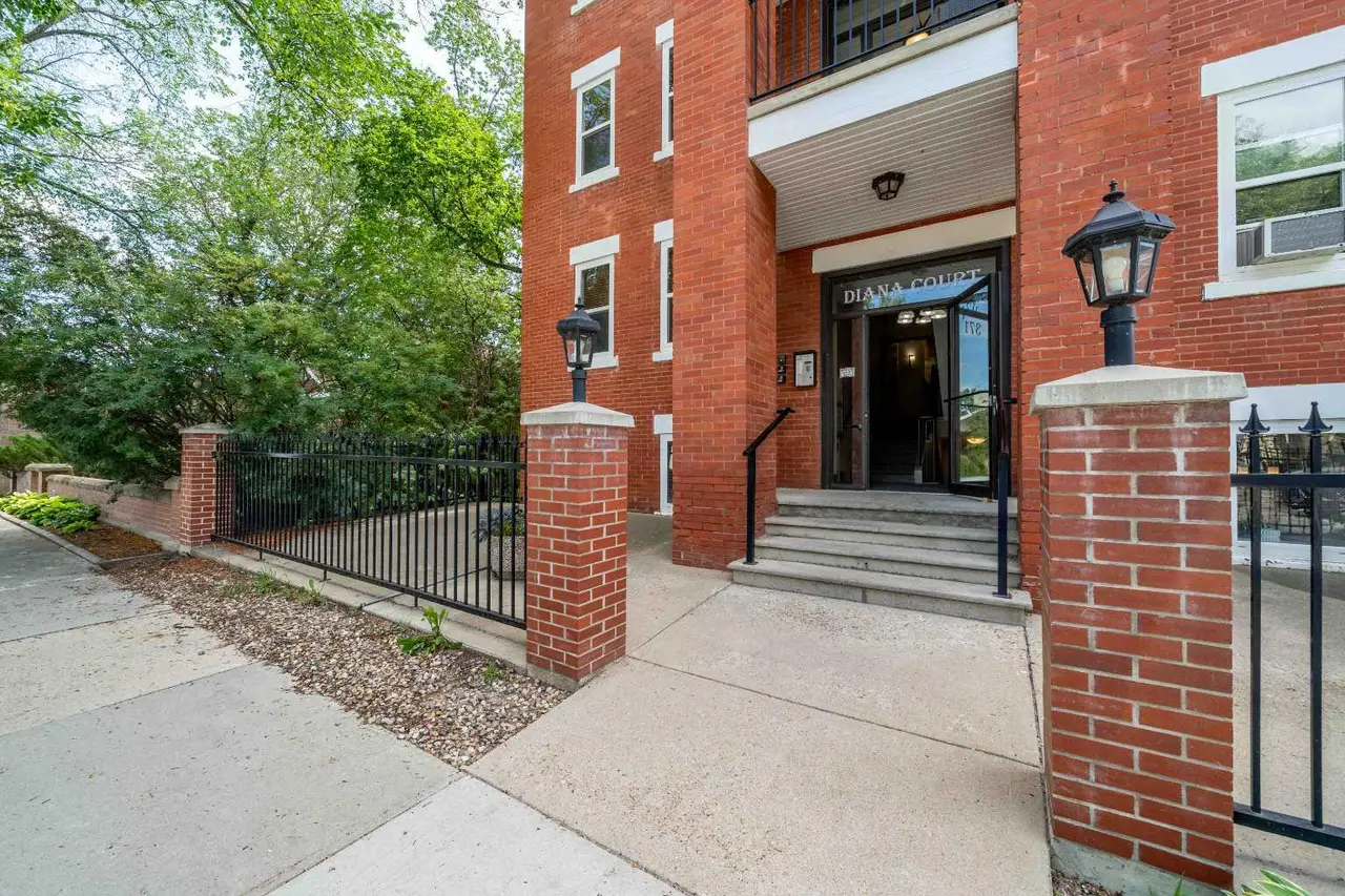 102, 371 Aberdeen Street SE