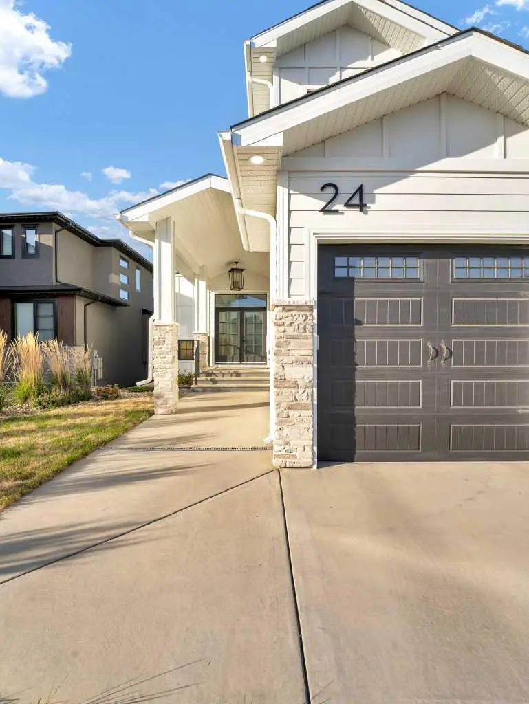 24 Coulee Ridge Drive SW