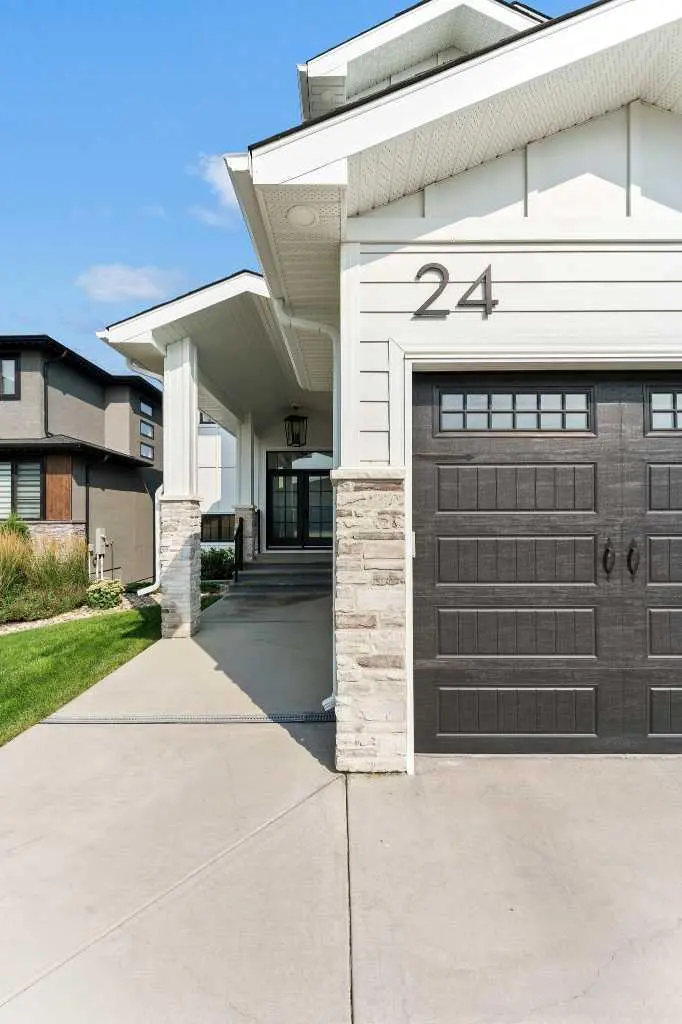 24 Coulee Ridge Drive SW