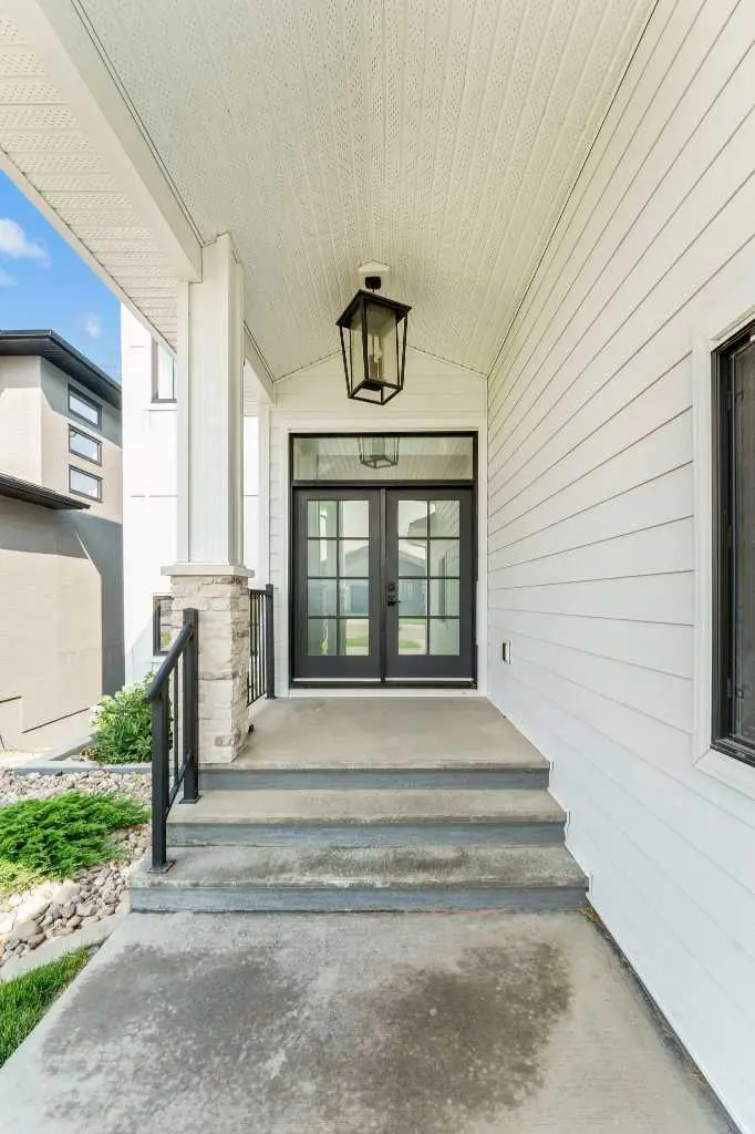 24 Coulee Ridge Drive SW
