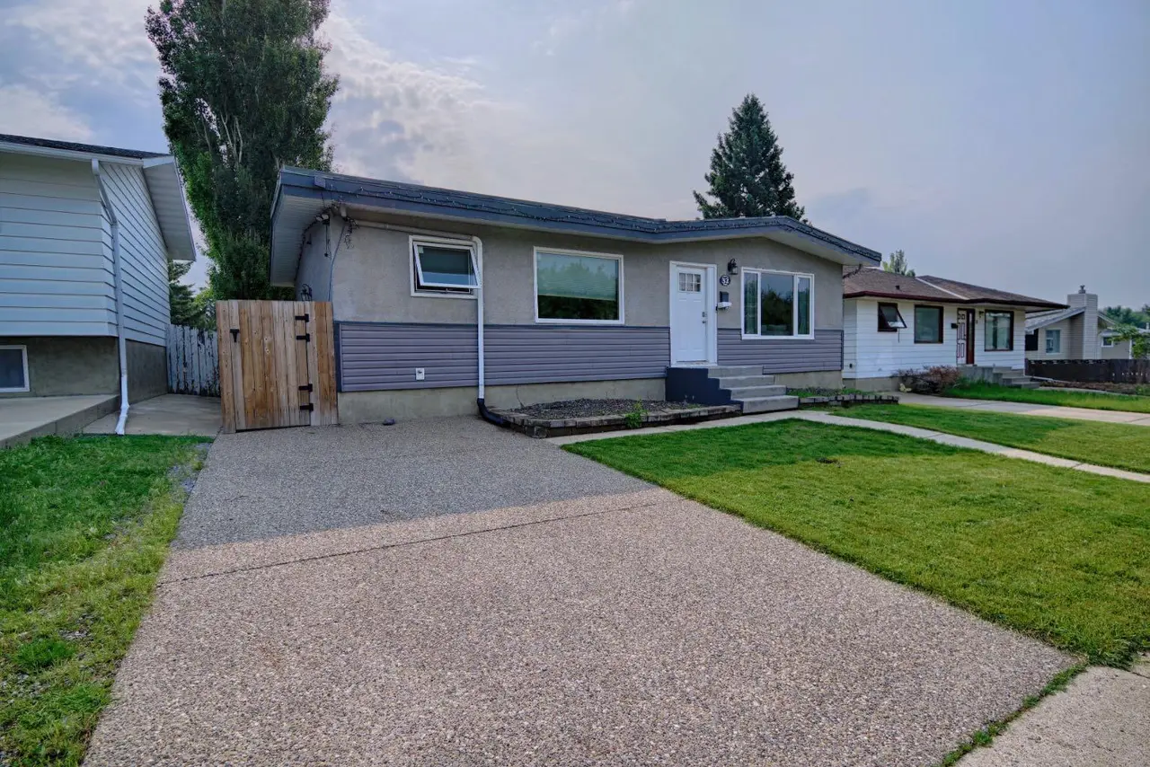 32 Lemoyne Crescent W