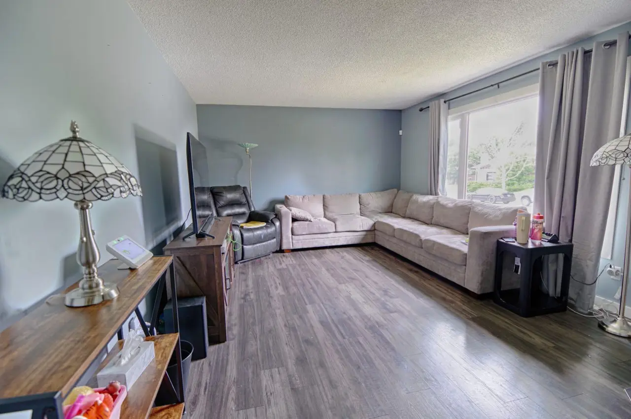 32 Lemoyne Crescent W