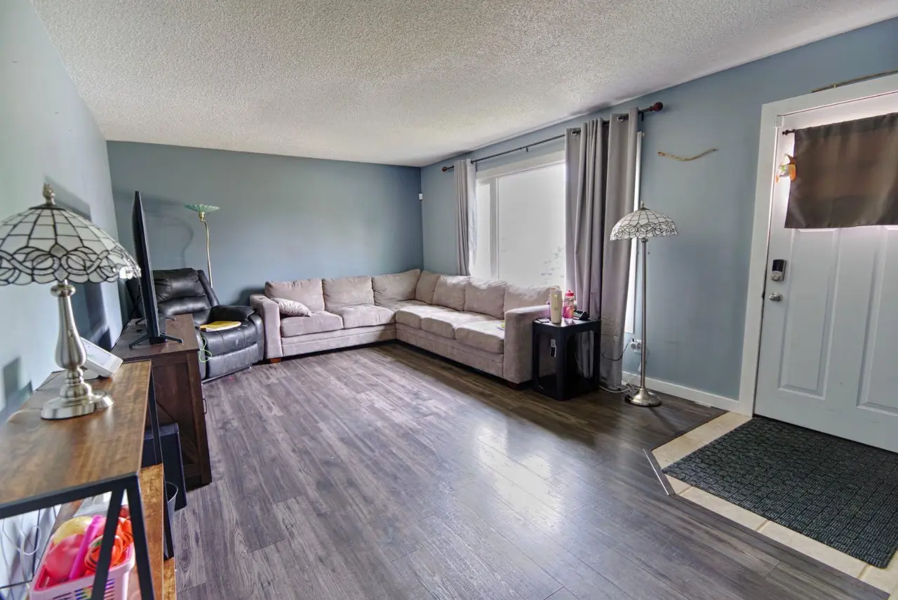 32 Lemoyne Crescent W
