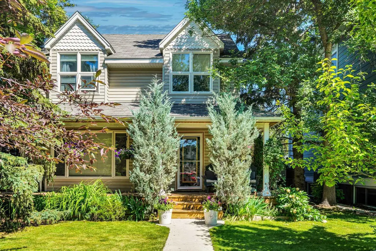 1141 Regent Crescent NE