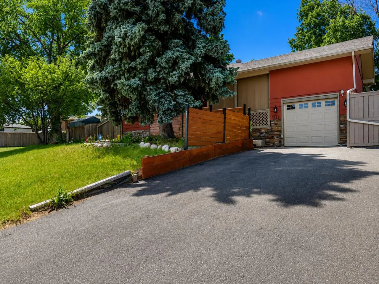 5923 Thorncliffe Drive NW