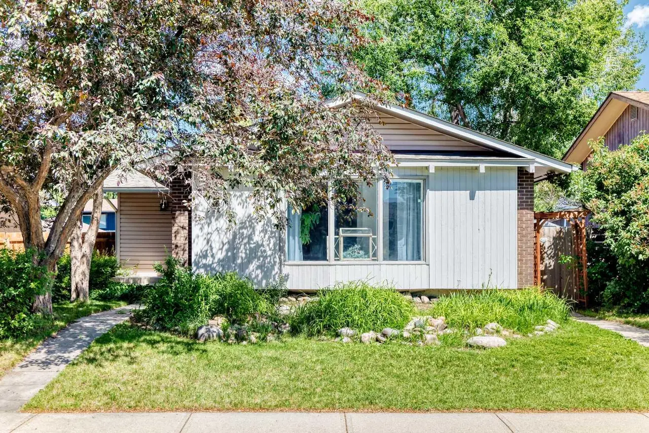 114 Midcrest Crescent SE