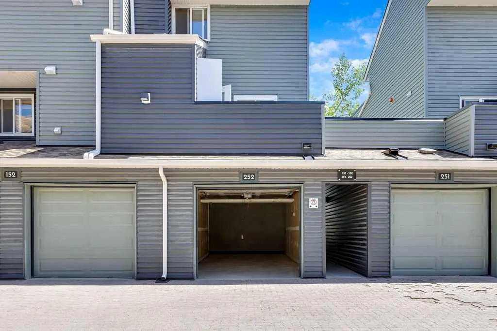 252, 66 Glamis Green SW