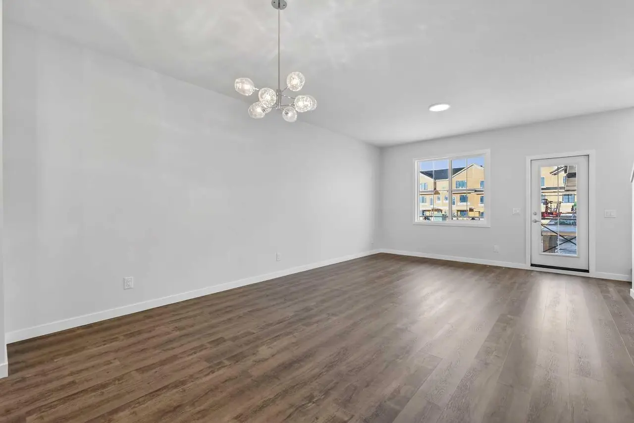303, 40 Creekside Way SW