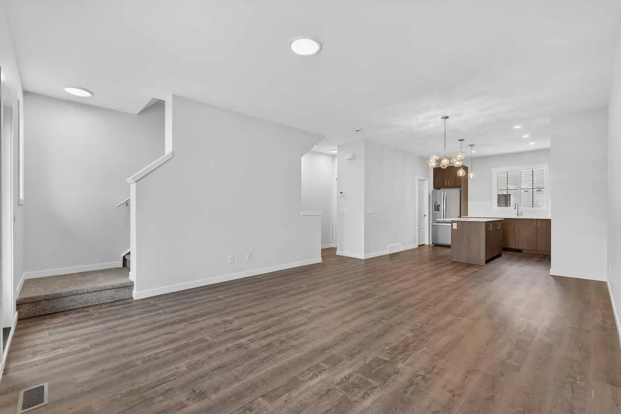 303, 40 Creekside Way SW