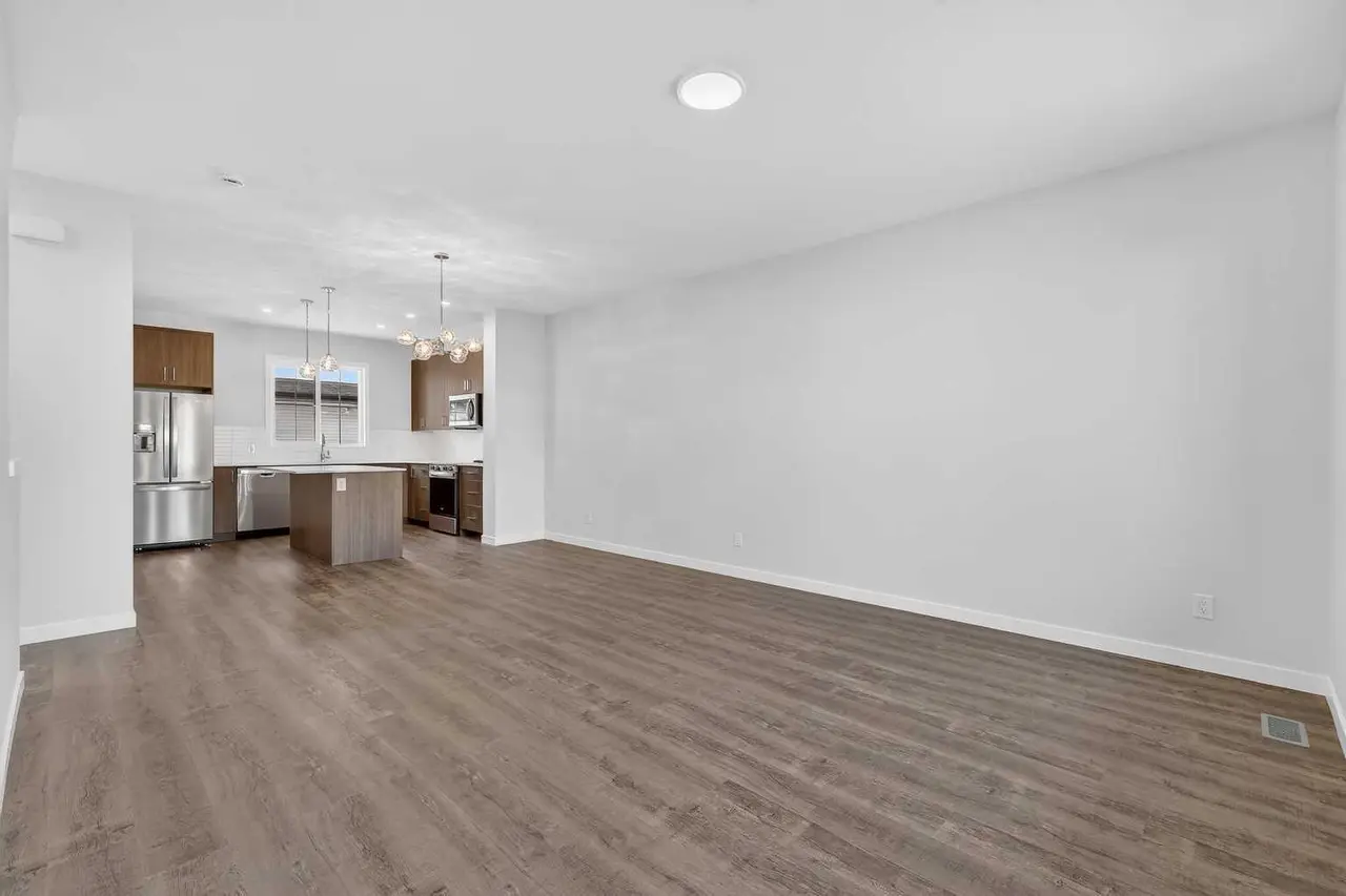 303, 40 Creekside Way SW