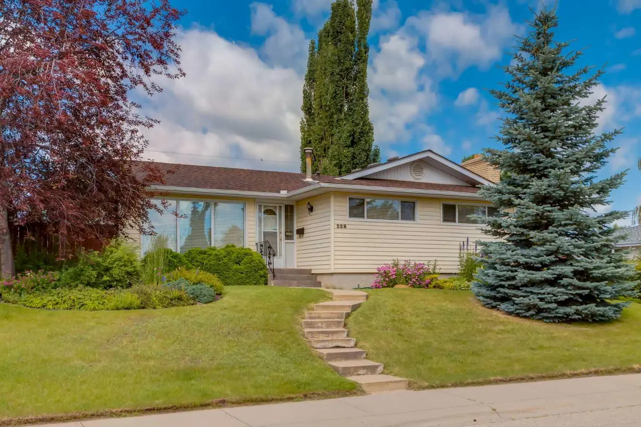 228 Maple Court Crescent SE