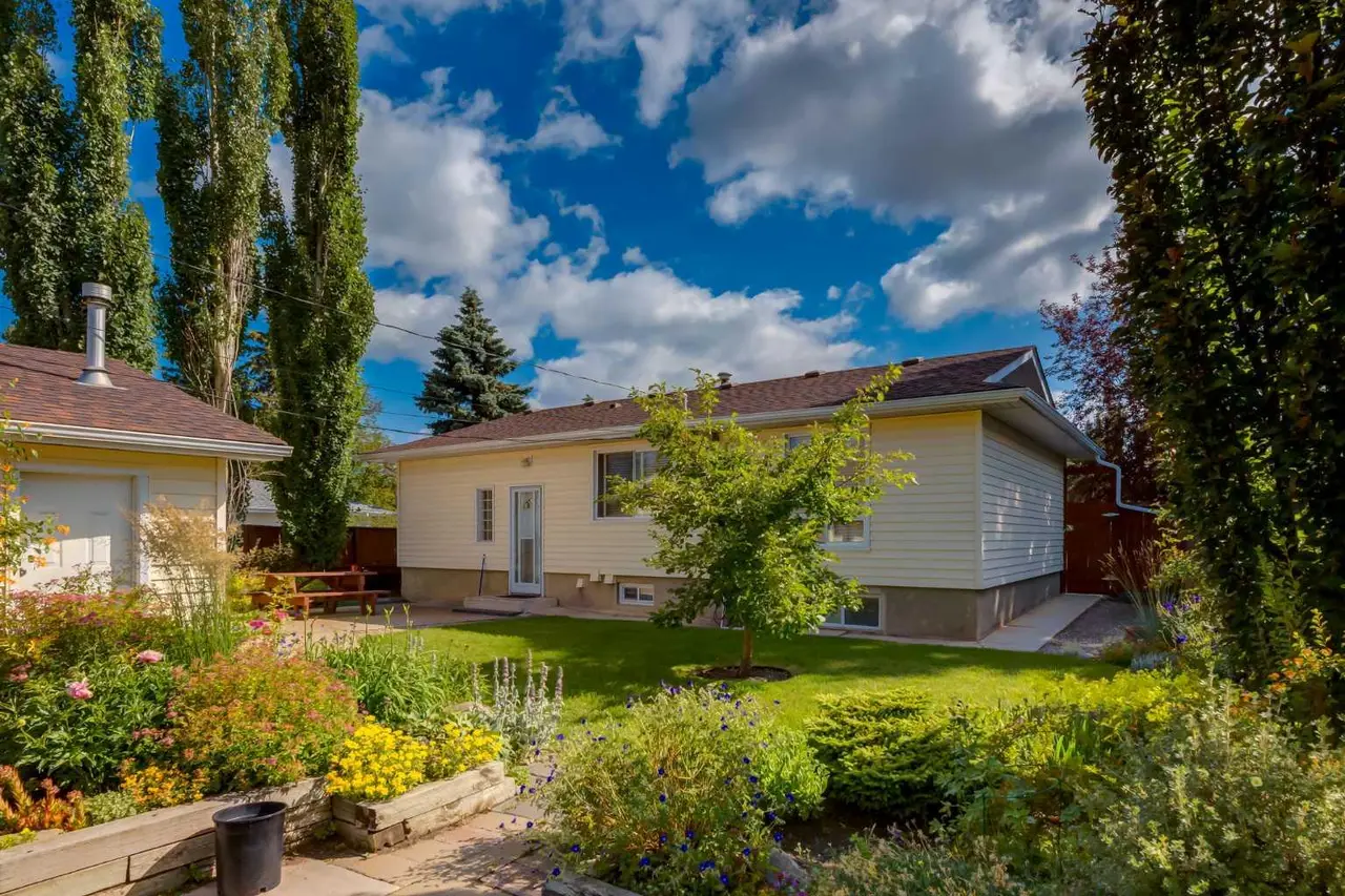 228 Maple Court Crescent SE