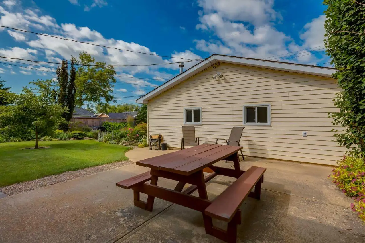 228 Maple Court Crescent SE