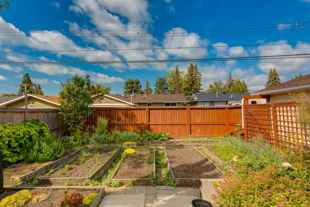 228 Maple Court Crescent SE