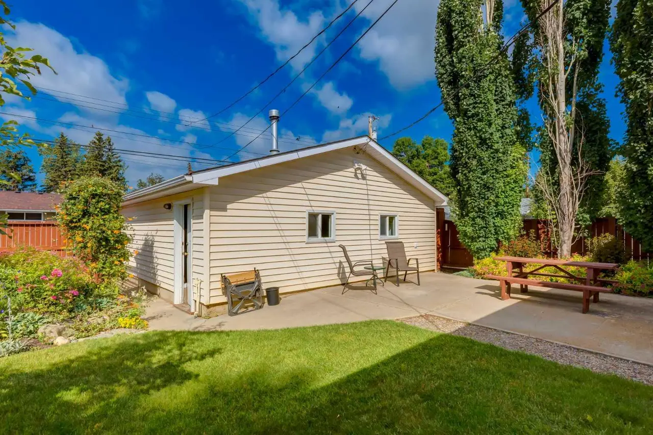 228 Maple Court Crescent SE