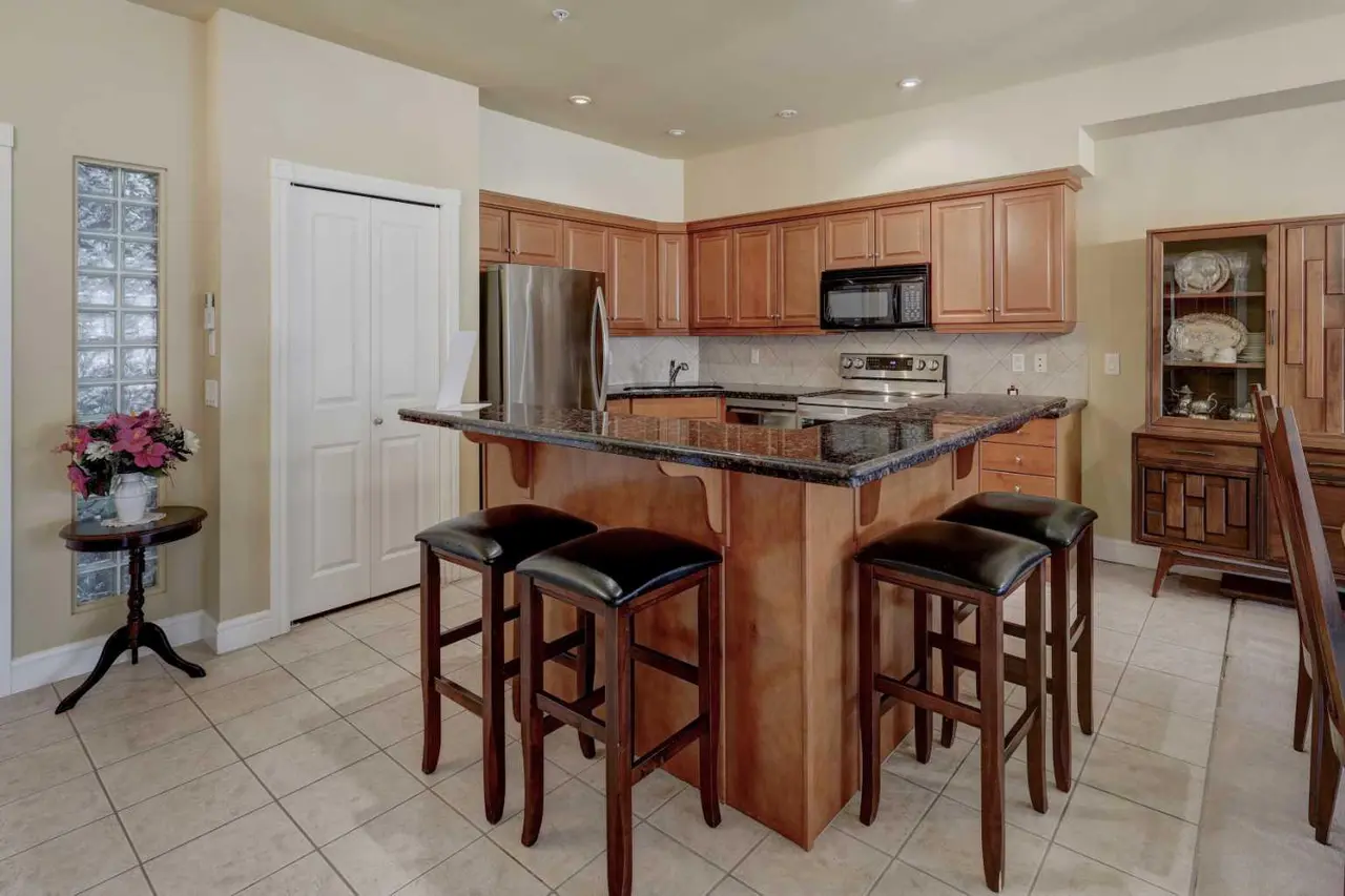 105, 11642 Valley Ridge Park NW