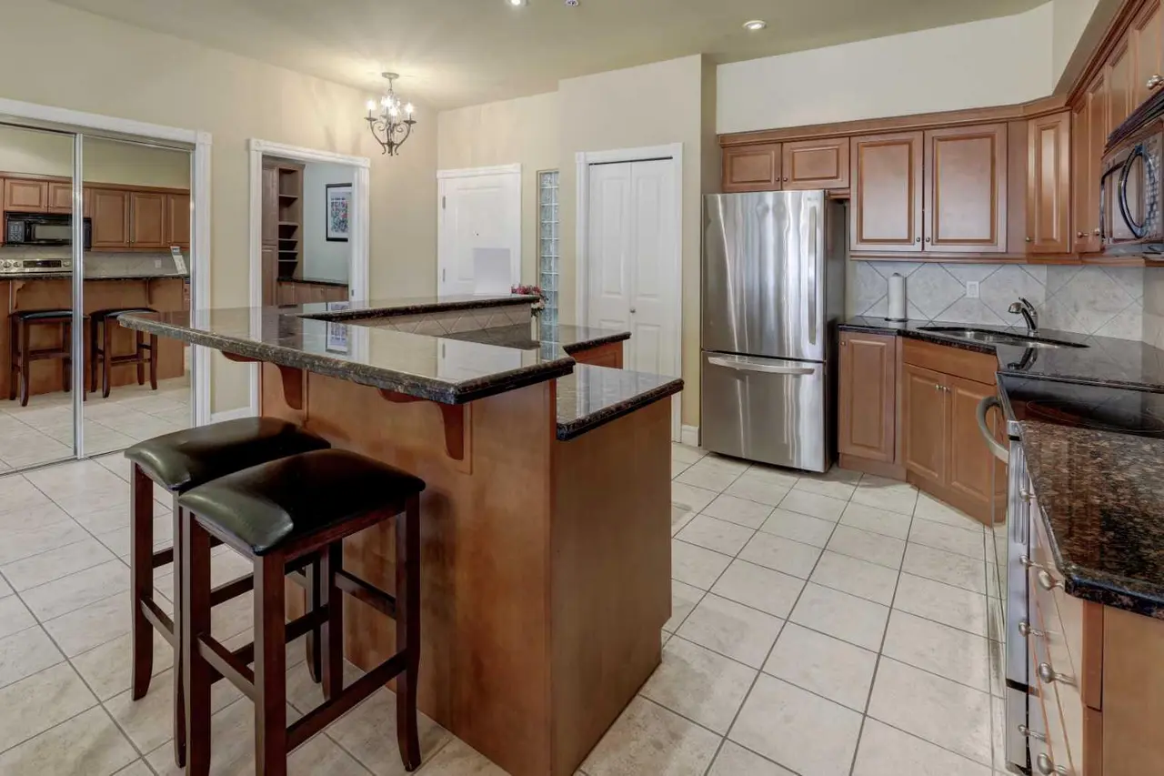 105, 11642 Valley Ridge Park NW