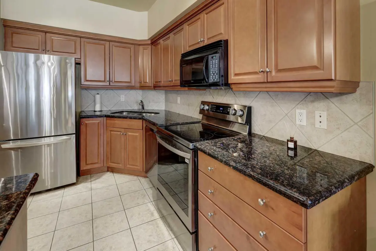 105, 11642 Valley Ridge Park NW
