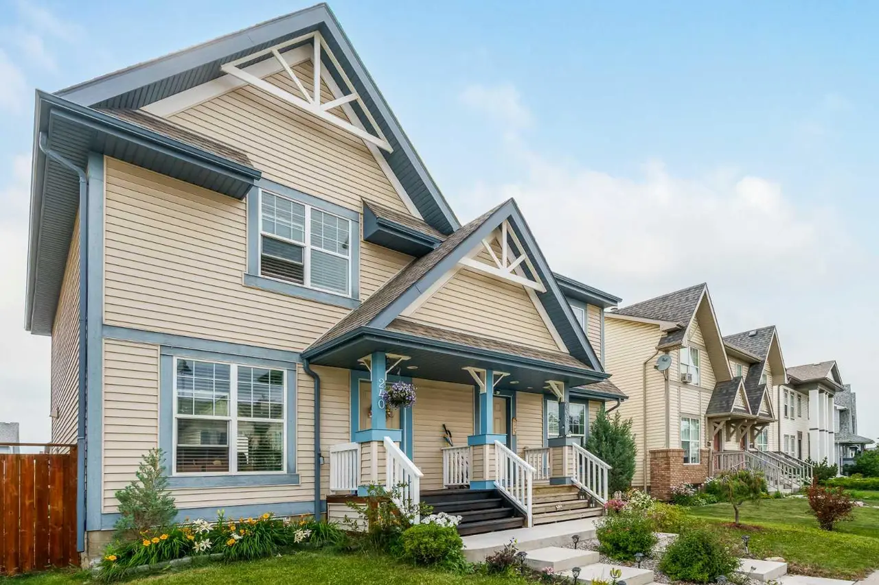 240 Elgin Meadows Gardens SE