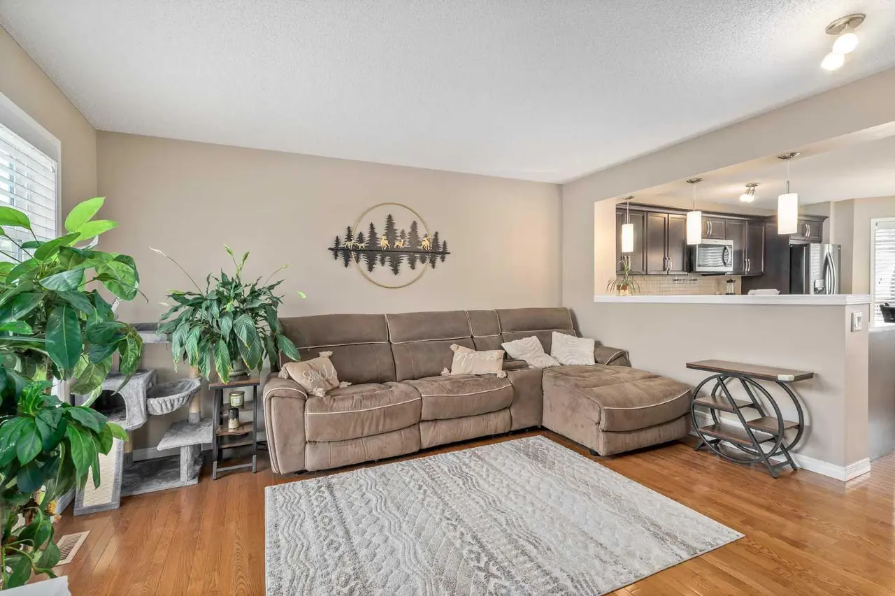 240 Elgin Meadows Gardens SE