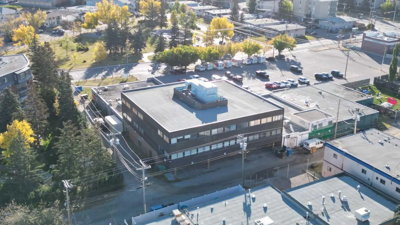 320B, 68, 7930 Bowness Road NW