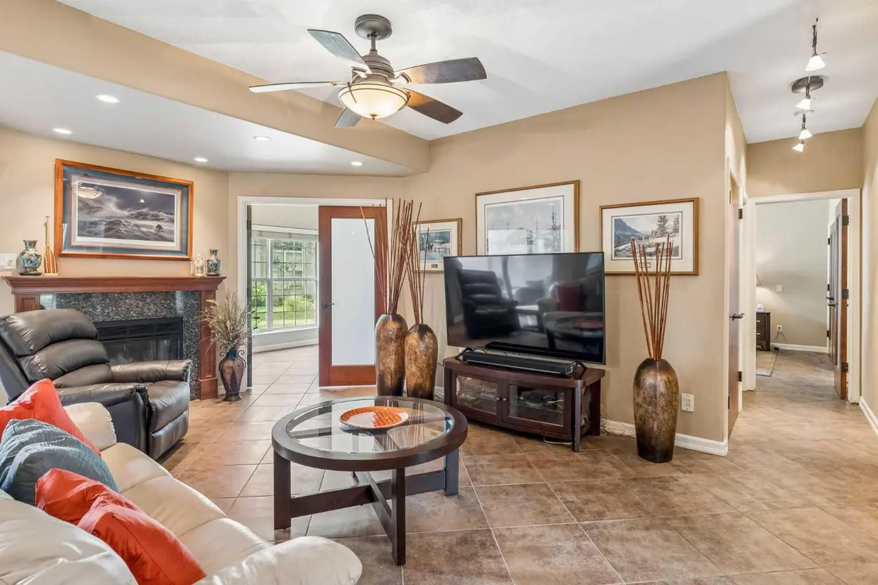 604, 1997 Sirocco Drive SW