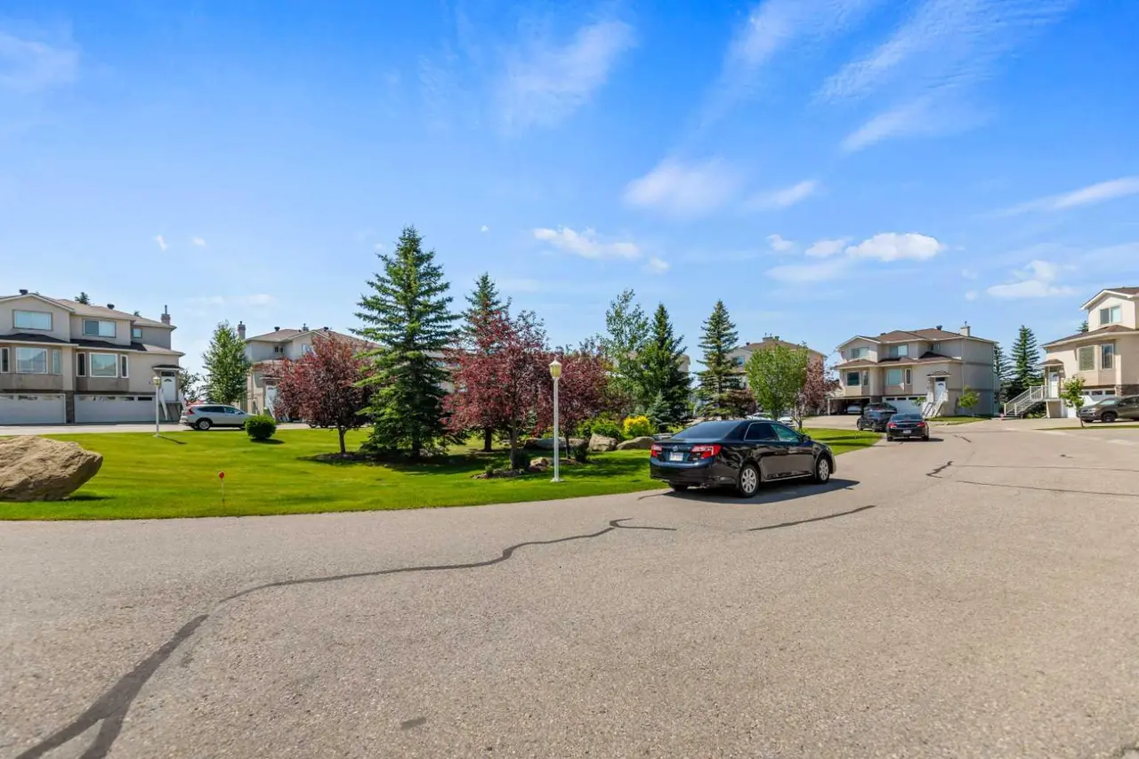 116 Country Hills Gardens NW