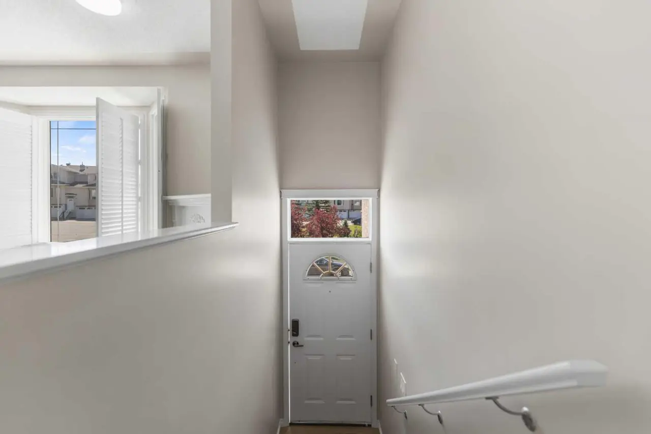 116 Country Hills Gardens NW