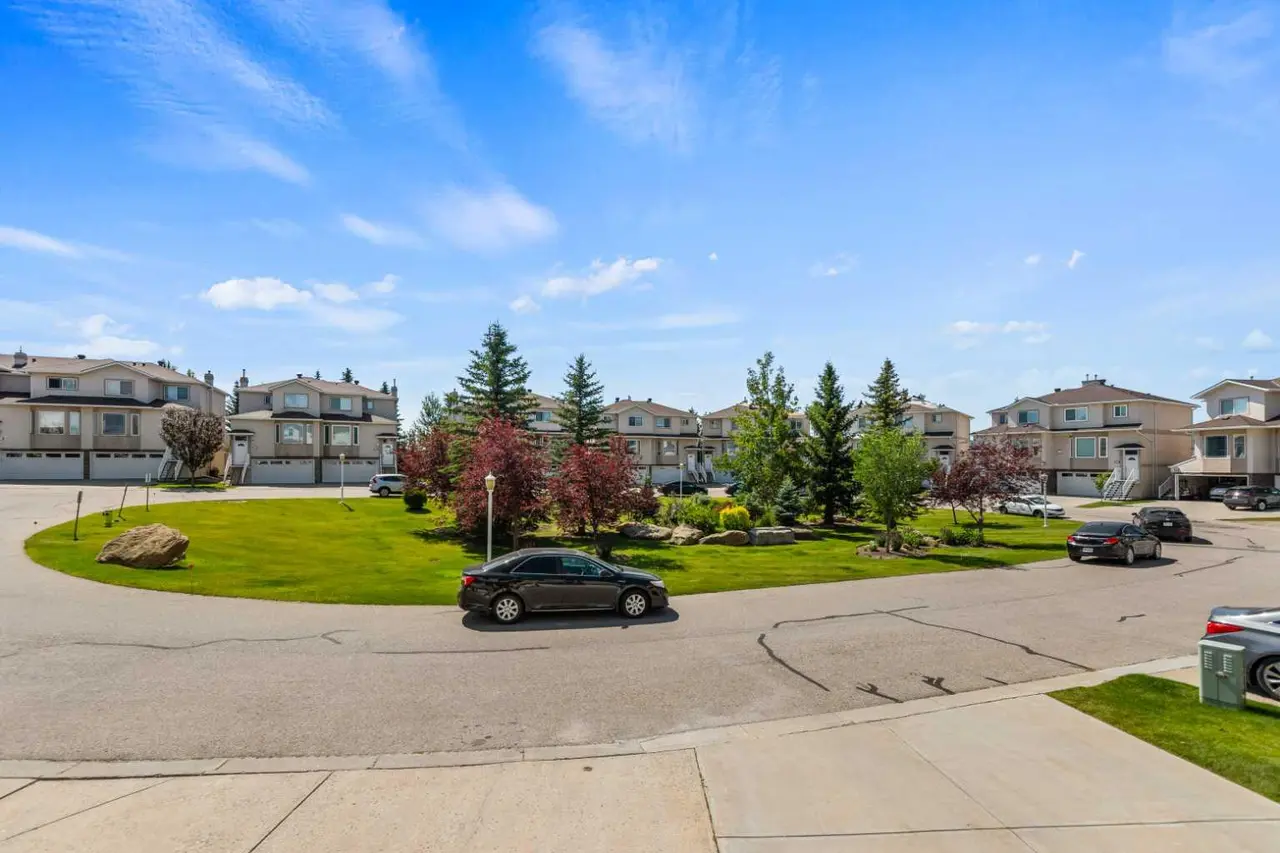 116 Country Hills Gardens NW