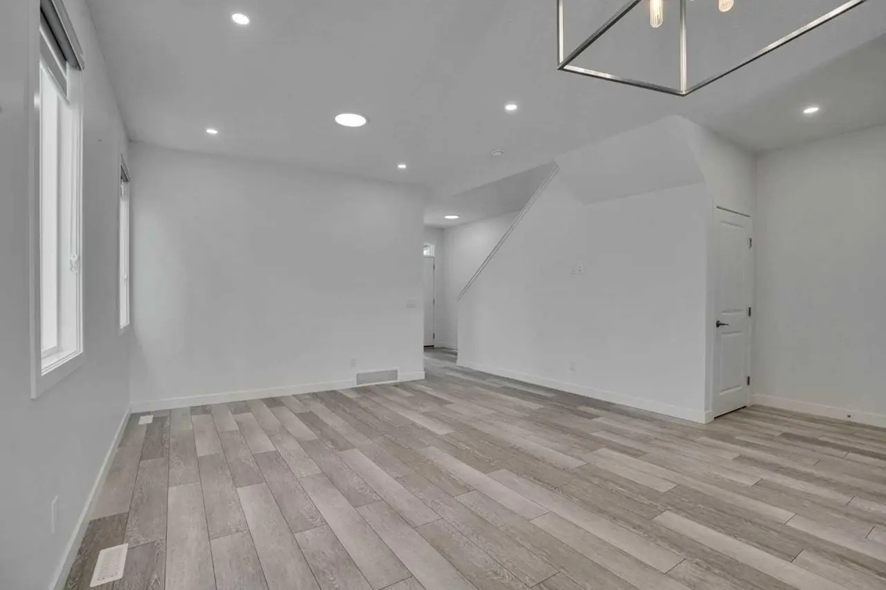 26 Amblehurst Path NW