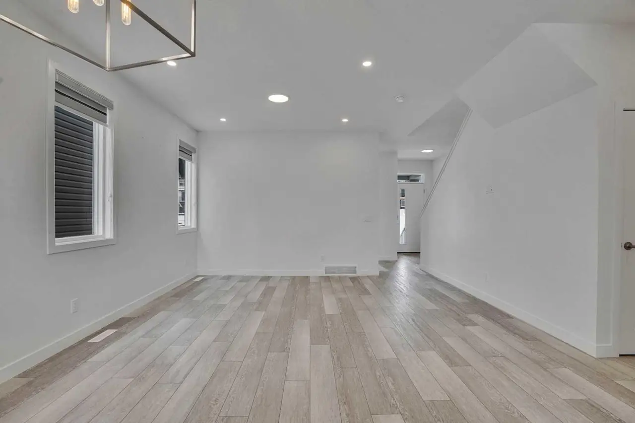 26 Amblehurst Path NW