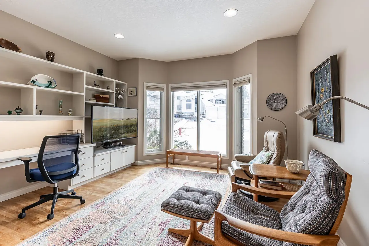 28 Chinook Place SW