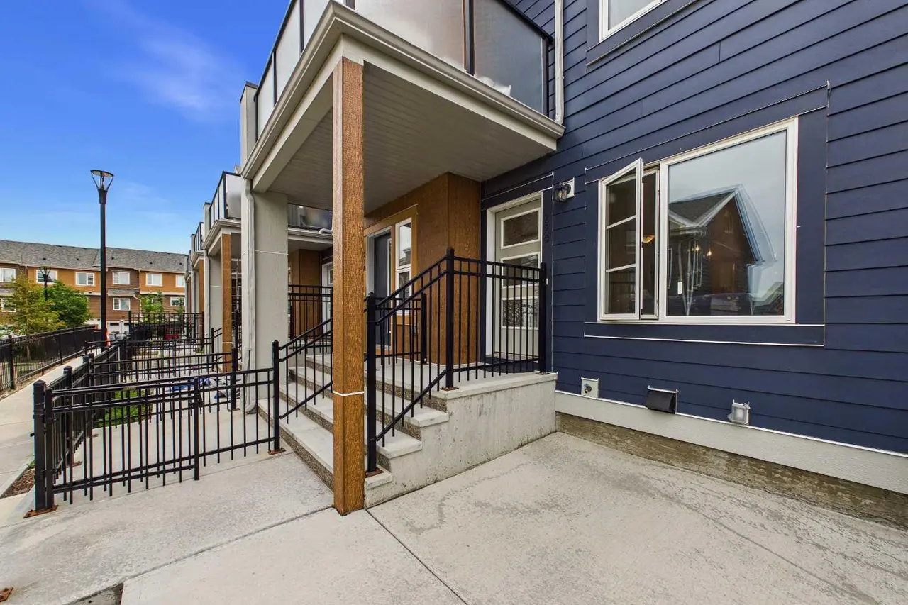 220 Livingston Common NE