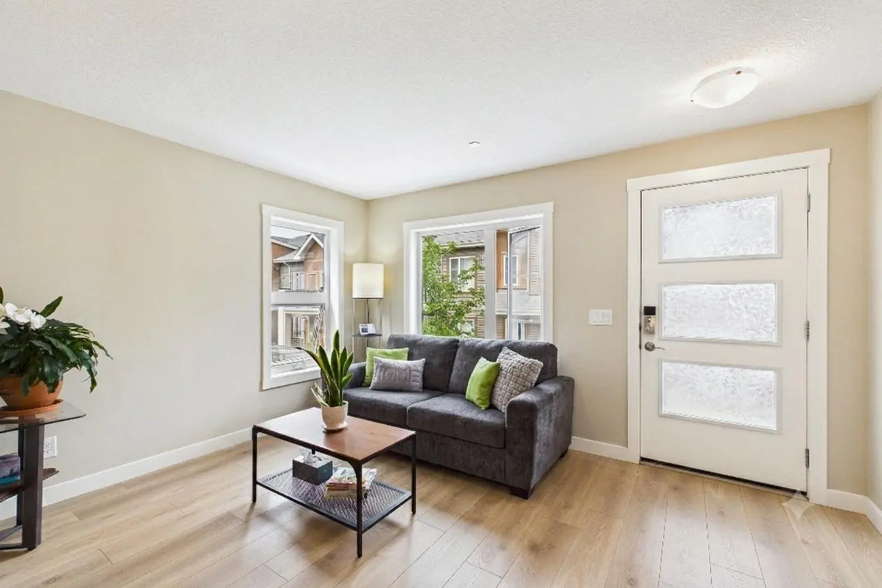 220 Livingston Common NE