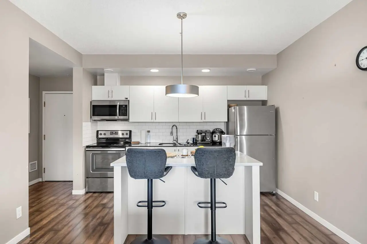 208, 4818 Varsity Drive NW