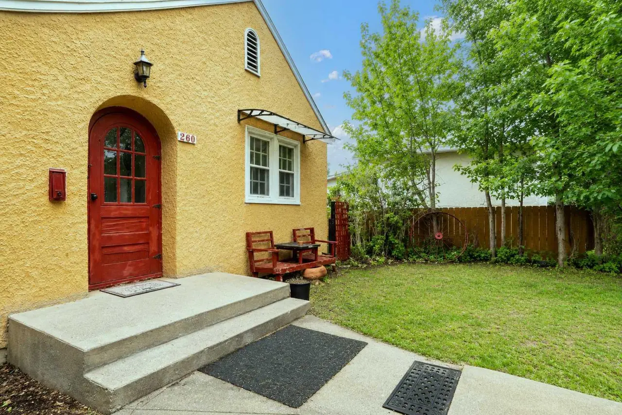 260 2 Street SE