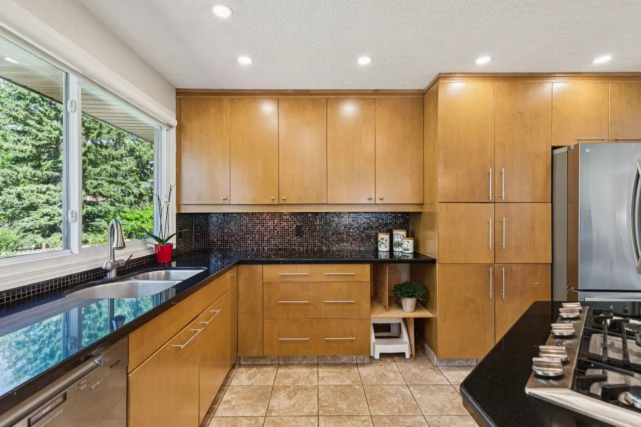 423 Canterbury Place SW