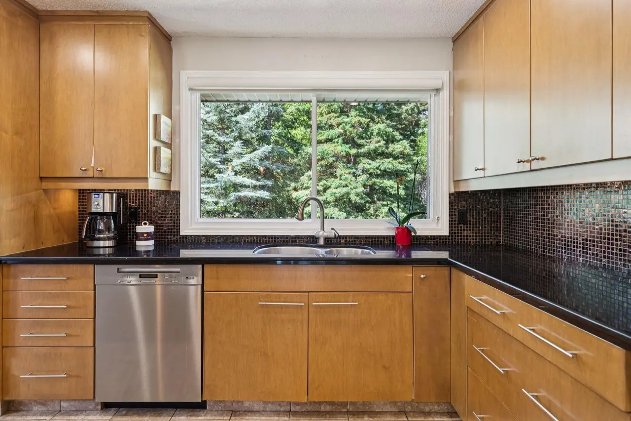 423 Canterbury Place SW
