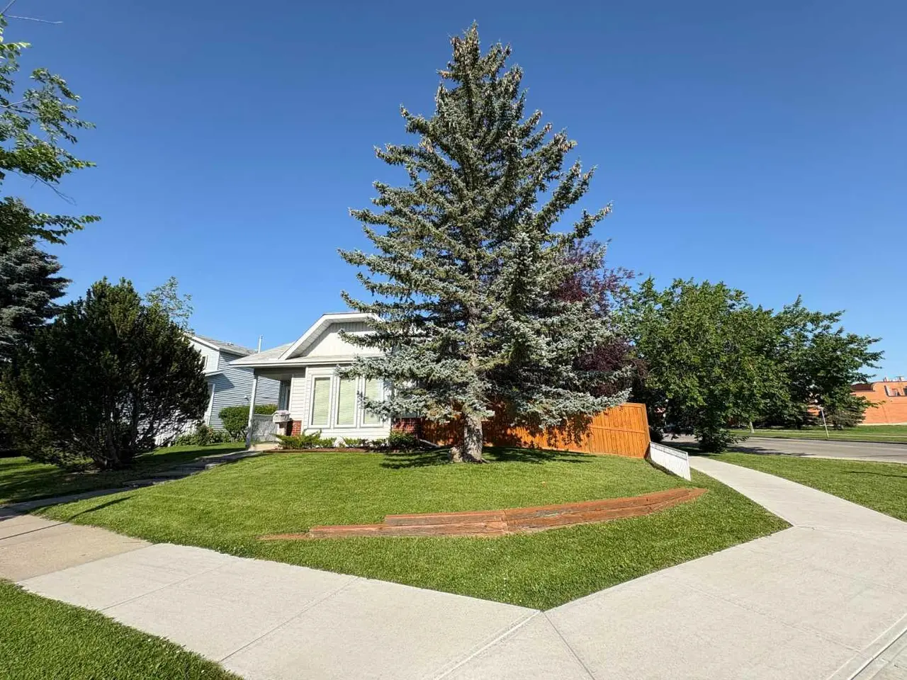 228 ERIN WOODS Drive SE