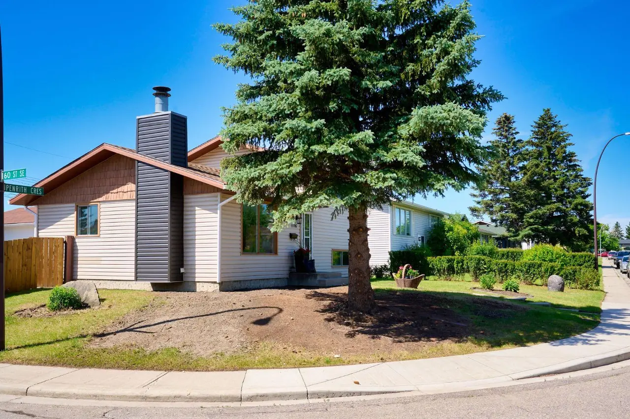 1176 Penrith Crescent SE