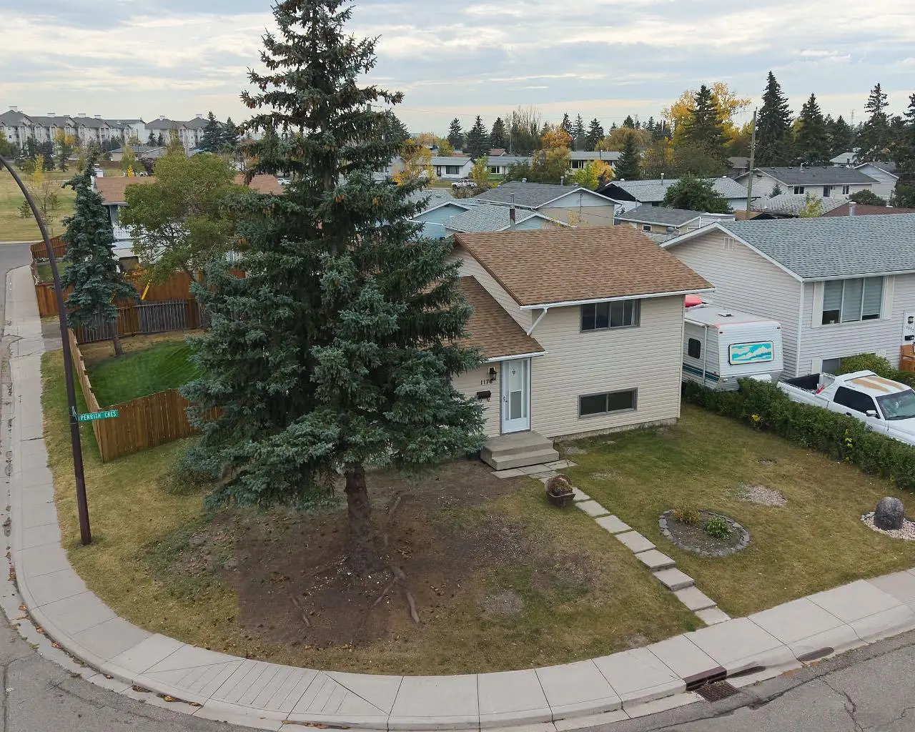 1176 Penrith Crescent SE