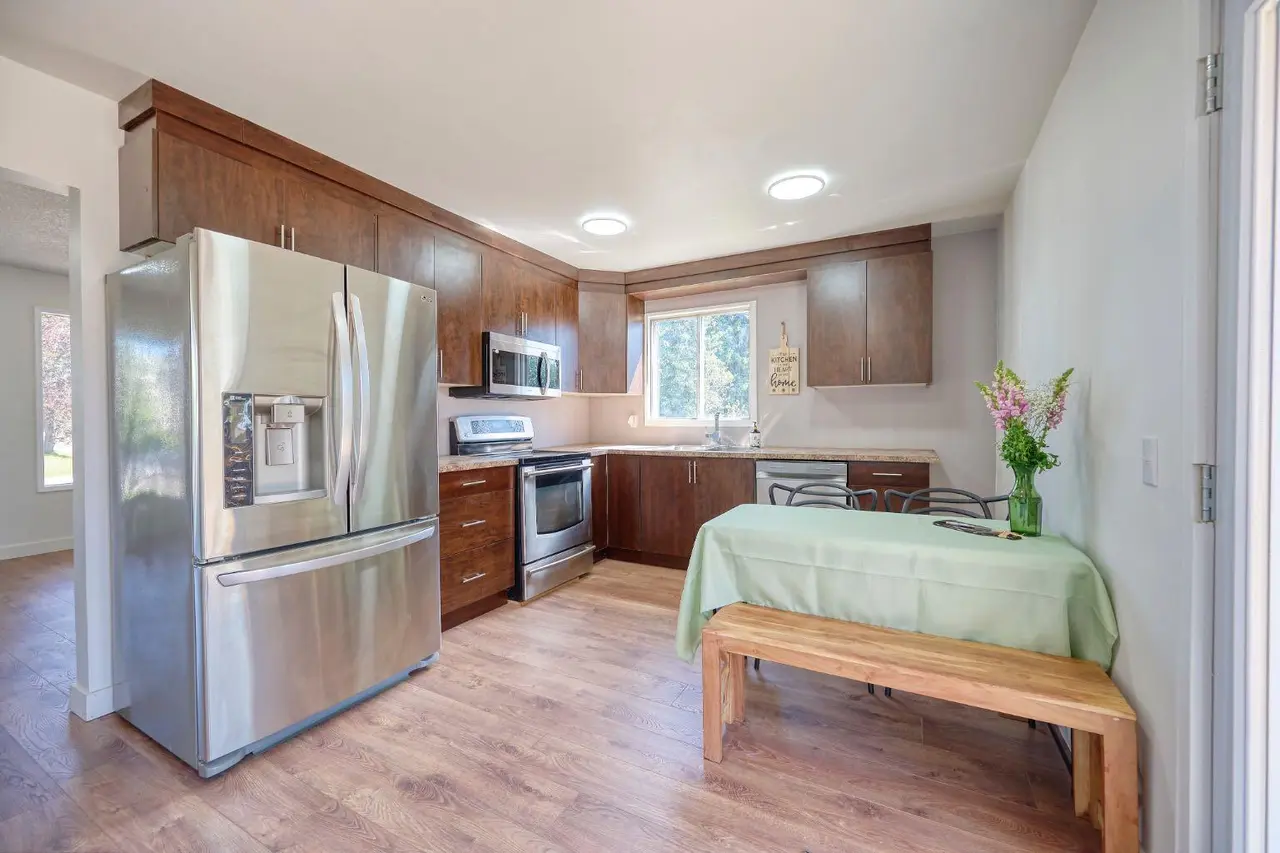 1176 Penrith Crescent SE
