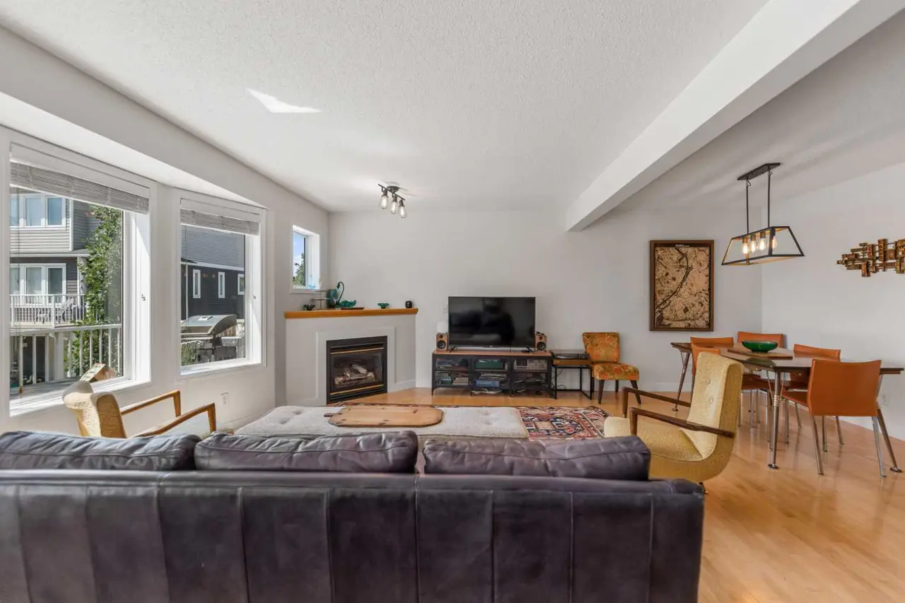 472 Regal Park NE