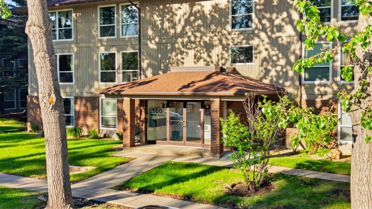 122, 860 Midridge Drive SE