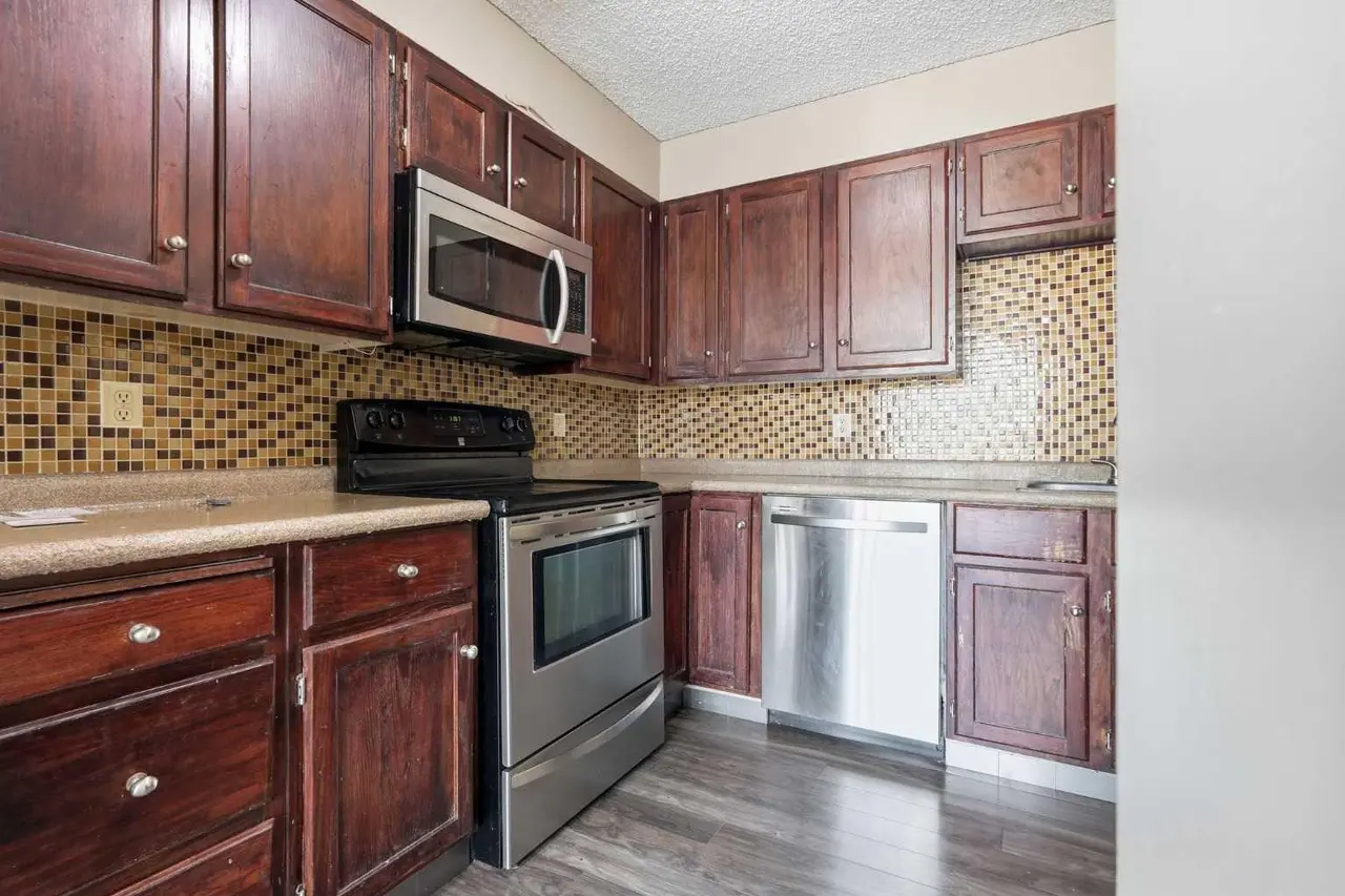 406, 145 Point Drive NW